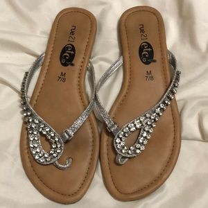 Women’s bling flip flops